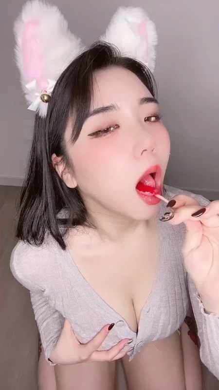 사탕 빨아먹는 꼴잘알 ㅇ치 육덕 젖탱이