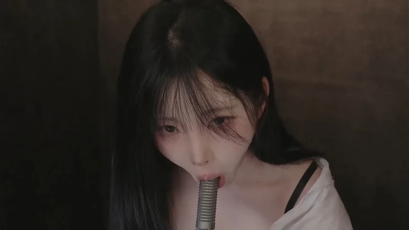 마이크를 꼴리게 빠는 ASMR ㅇ잉 가슴골