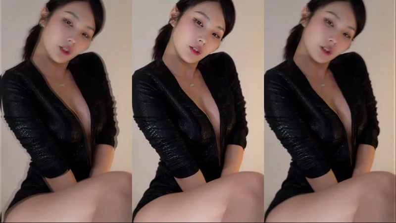 요염하게 생긴 BJㅈ쨩 가슴골 파인 점프수트