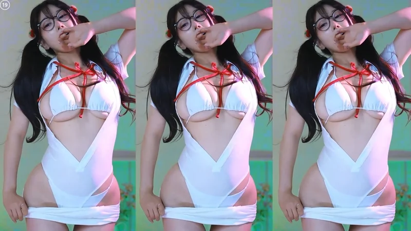 하얀 비키니 넘치는 물컹한 가슴 BJㄱㄹㄹ영